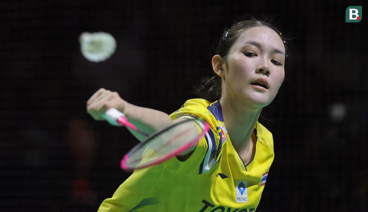 Pebulu tangkis tunggal putri Thailand, Pitchamon Opatniput mengembalikan kok ke arah wakil China, Chen Yu Fei saat laga final Indonesia Masters 2026 yang berlangsung di Istora, Senayan, Jakarta, Minggu (25/01/2026). (Bola.com/Bagaskara Lazuardi)