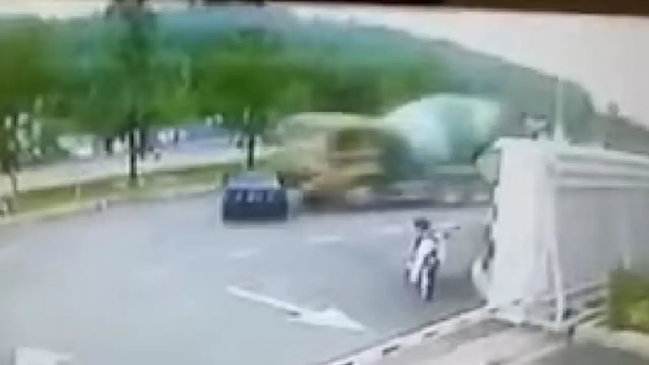 Tertabrak Truk Saat Bawa Kabur Mobil Curian