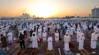 Para jamaah melakukan sholat Idul Fitri di Dubai, di area pelabuhan tua emirat. (Foto: KARIM SAHIB / AFP)