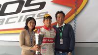 Ibunda pebalap Indonesia Rio Haryanto, Indah Pennywati, menagih komitmen pemerintah untuk membantu sang putra tampil di ajang F1.