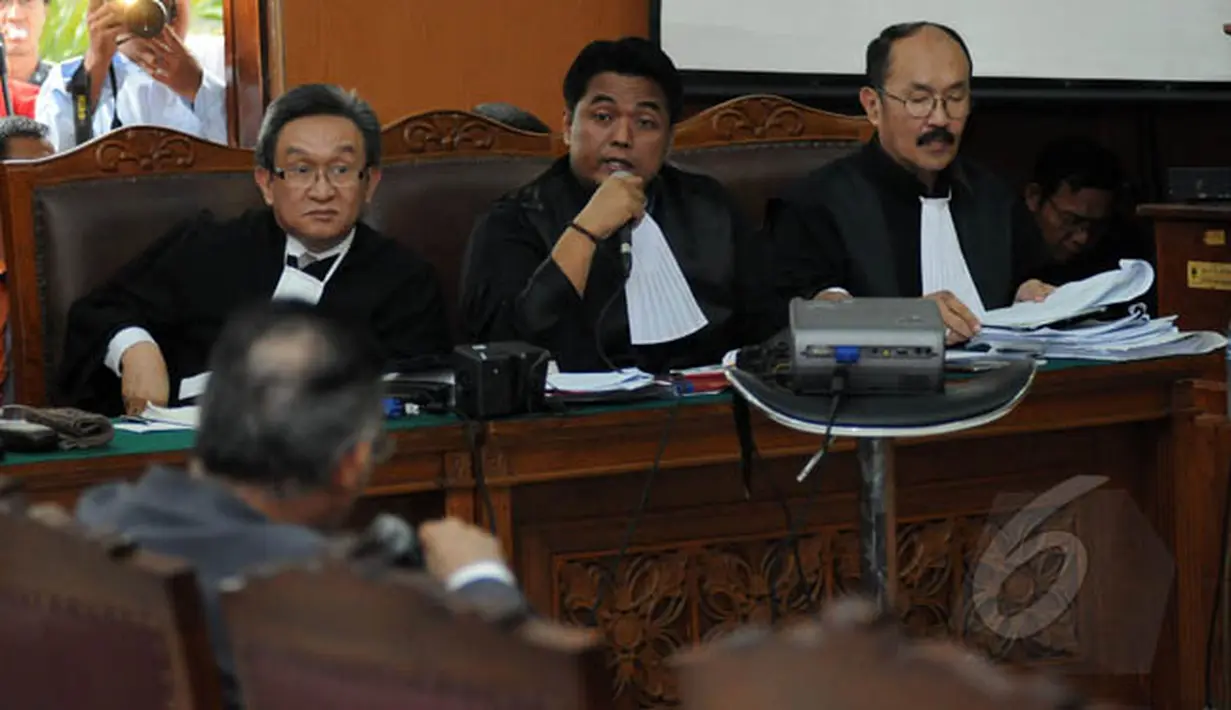 Sidang lanjutan praperadilan BG terhadap KPK kembali digelar di PN Jakarta Selatan, Rabu (11/2/2015). Tampak, tim kuasa hukum BG memberikan pertanyaan pada saksi di sidang lanjutan praperadilan BG terhadap KPK. (Liputan6.com/Helmi Fithriansyah)