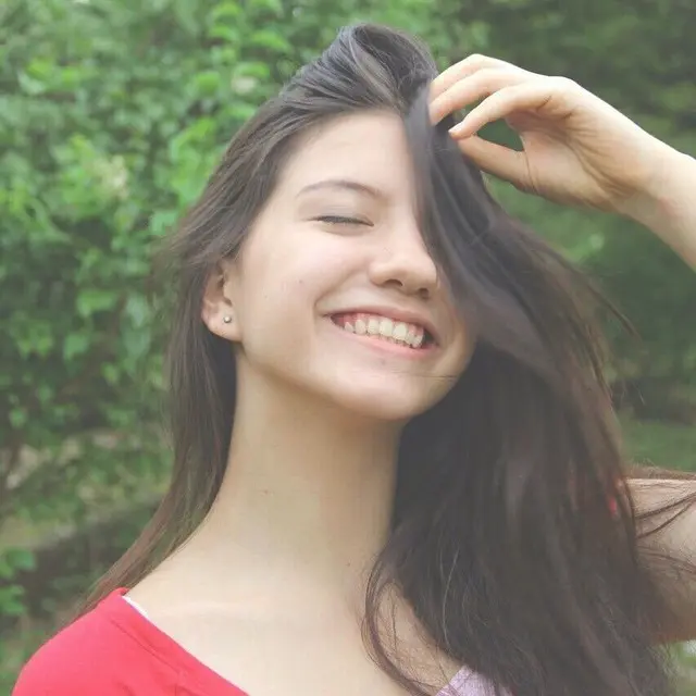 6 Potret Cassandra Lee Tampil Natural Tanpa Makeup, Tetap Memesona
