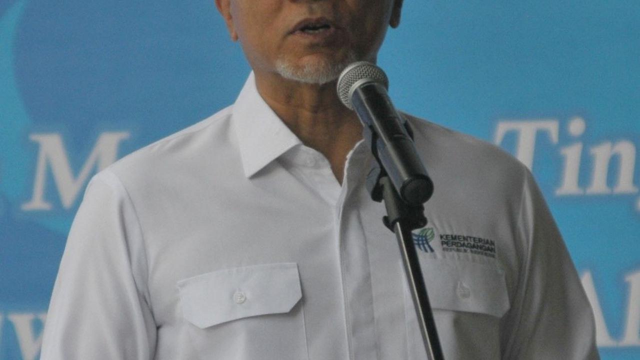 Zulkifli secara simbolis menyalurkan 2.500 paket daging kurban kepada masyarakat dan pekerja wilayah Kantor Kementerian Perdagangan. Foto: merdeka.com / Imam Buhori<br>