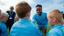 Raheem Sterling mengunjungi tempat latihan Manchester City. (Twitter.com)