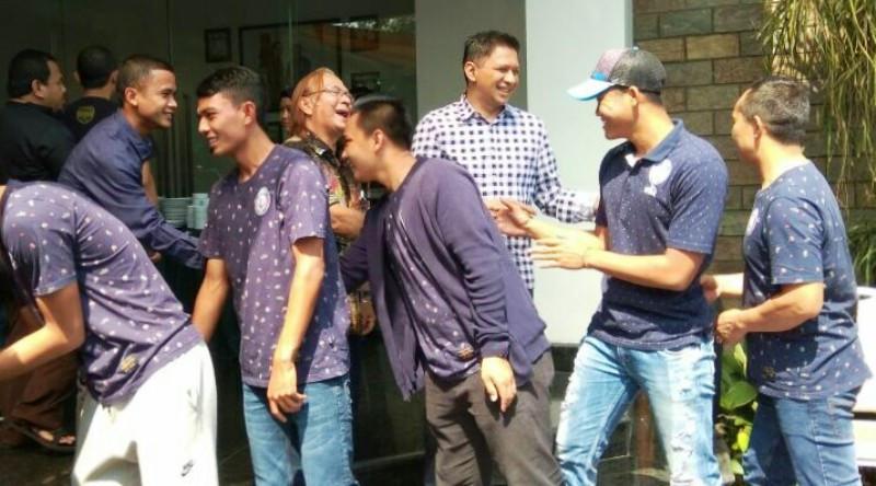 Pemain Arema FC bersalaman dalam acara halalbihalal di rumah Iwan Budianto, Malang, Sabtu (1/7/2017). (Bola.com/Iwan Setiawan)