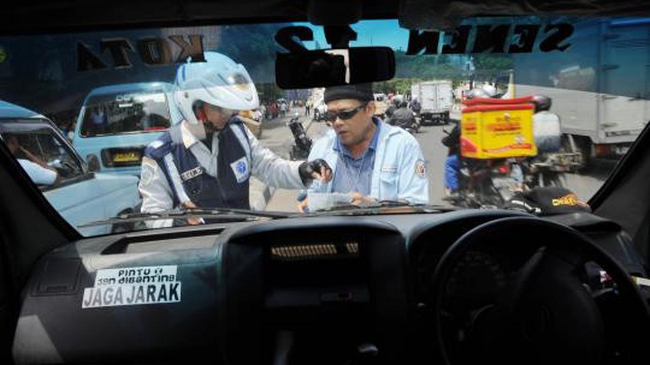 Parkir sembarangan digembok dan ditilang