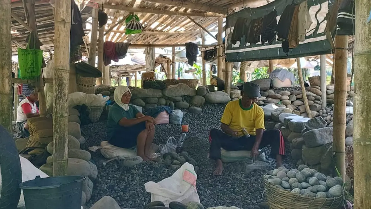 Para pencari batu kali di Sungai Progo