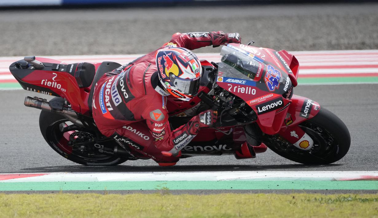 Jack Miller kembali dilewati Johann Zarco di posisi ketiga. (AP/Achmad Ibrahim)