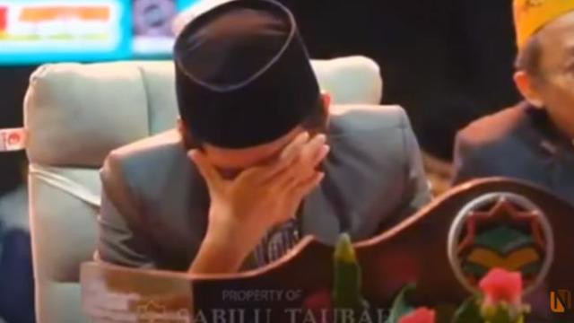 Momen Gus Iqdam menangis. (Foto: Istimewa)