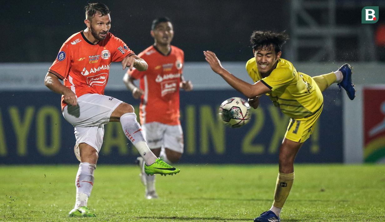 Pada menit ke-65, Persija hampir menambah gol setelah bola hasil tembakan Marco Motta masih bisa diamankan kiper Barito Putera.(Bola.com/Bagaskara Lazuardi)