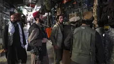 Pasukan Taliban berbelanja di Pasar Bush, Kabul, Afghanistan, Kamis (9/9/2021). Taliban menguasai Afghanistan setelah pasukan Amerika Serikat angkat kaki. (AAMIR QURESHI/AFP)