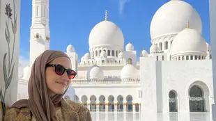 Intip tampilan adem Pevita Pearce berkerudung saat kunjung Masjid Agung Syeikh Zayed Abu Dhabi (@pevpearce)