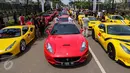 Pengunjung melihat mobil Ferrari dalam Ferrari Festival of Speed di BSD City, Tangerang Selatan, Minggu (23/4). Ratusan Ferrari klasik dan modern hadir memeriahkan acara yang terbuka untuk umum tersebut. (Liputan6.com/Fery Pradolo)
