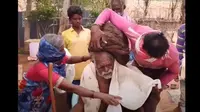 Lelaki di India mengklaim tak pernah mencukur rambutnya hingga usianya 95 tahun (dok. YouTube/ TIN GIẢI TRÍ)