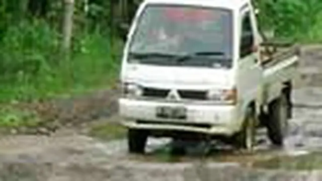 Jalan lintas yang menghubungkan dua kabupten di Lampung rusak parah. Kondisi jalan berlubang dan dipenuhi air bila hujan tiba.