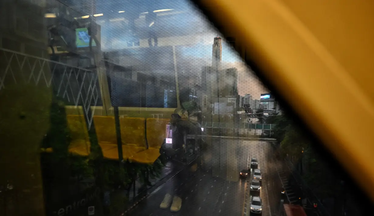 Seorang komuter duduk di BTS Skytrain di Bangkok pada hari pertama penguncian COVID-19 yang lebih ketat, Senin (12/7/2021).  Thailand menerapkan lockdown untuk menekan laju penyebaran virus corona pada Senin, 12 Juli 2021 di Bangkok dan provinsi sekitarnya (Lillian SUWANRUMPHA/AFP)