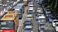 Puluhan kendaraan terjebak kemacetan di Jalan Gatot Subroto, Jakarta, Kamis (5/2/2015). (Liputan6.com/Faizal Fanani)