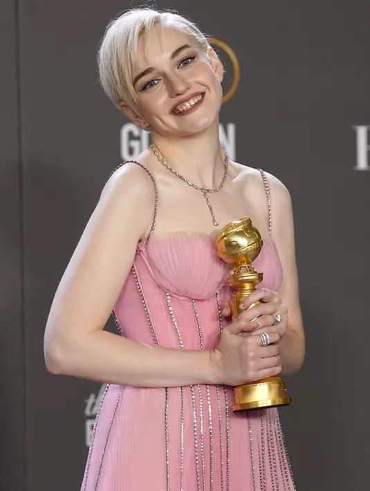 Julia Garner berpose dengan penghargaan peran pendukung terbaik dalam serial televisi "Ozark"  selama Golden Globe Awards ke-80 di Beverly Hilton Hotel di Beverly Hills, California (10/1/2023). Potongan pixie pirang pemutih yang chic dari bintang Ozark itu tampak ramping dengan poni berombak yang menonjol. (Photo by Chris Pizzello/Invision/AP)