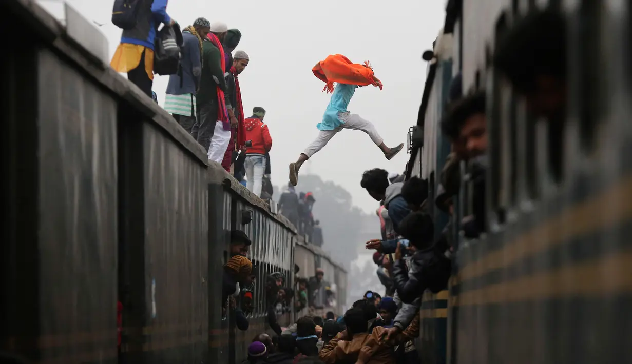 Muslim Bangladesh menaiki kereta yang penuh sesak untuk kembali ke rumah setelah menghadiri pertemuan Muslim tahunan 'Biswa Ijtema' di Dhaka, Minggu (12/1/2020). Biswa Ijtema dianggap sebagai salah satu pertemuan terbesar umat Muslim. (AP/Mahmud Hossain Opu)