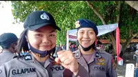 Senyum bahagia Glenda dan Regina setelah menjalani prosesi kenaikan pangkat di Pantai Malalayang, Manado, Selasa (30/6/2020).