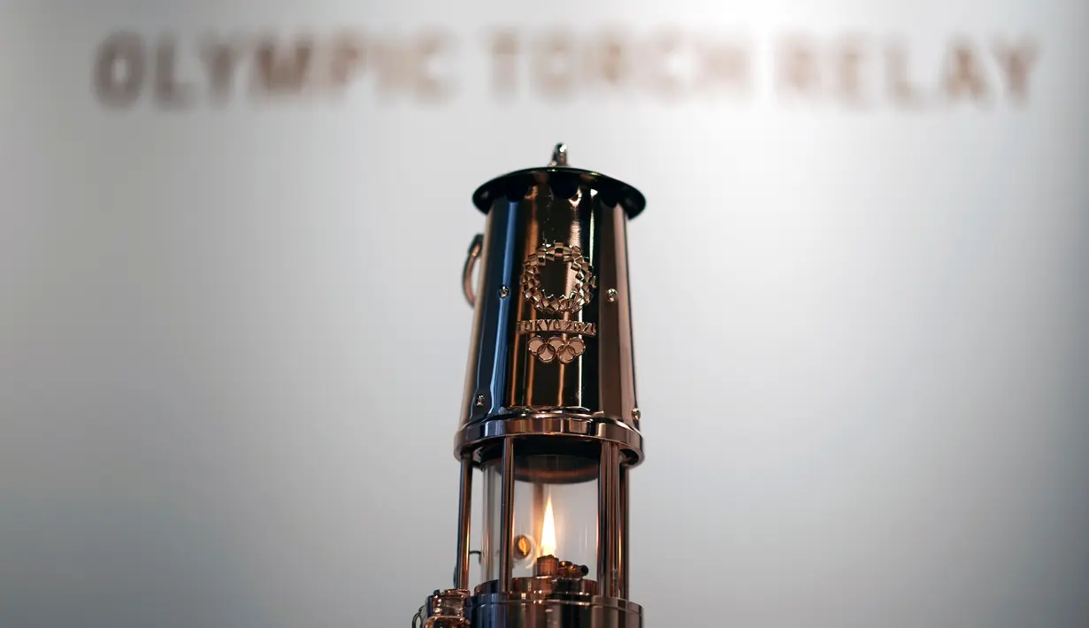 Lentera api olimpiade sebelum dipamerkan ke publik di Tokyo, Senin (31/8/2020). Penyelenggara memutuskan untuk memajang api Olimpiade di Museum Olimpiade Jepang yang lokasinya dekat dengan stadion nasional yang dibangun khusus untuk perhelatan Olimpiade Tokyo. (AP Photo/Eugene Hoshiko)