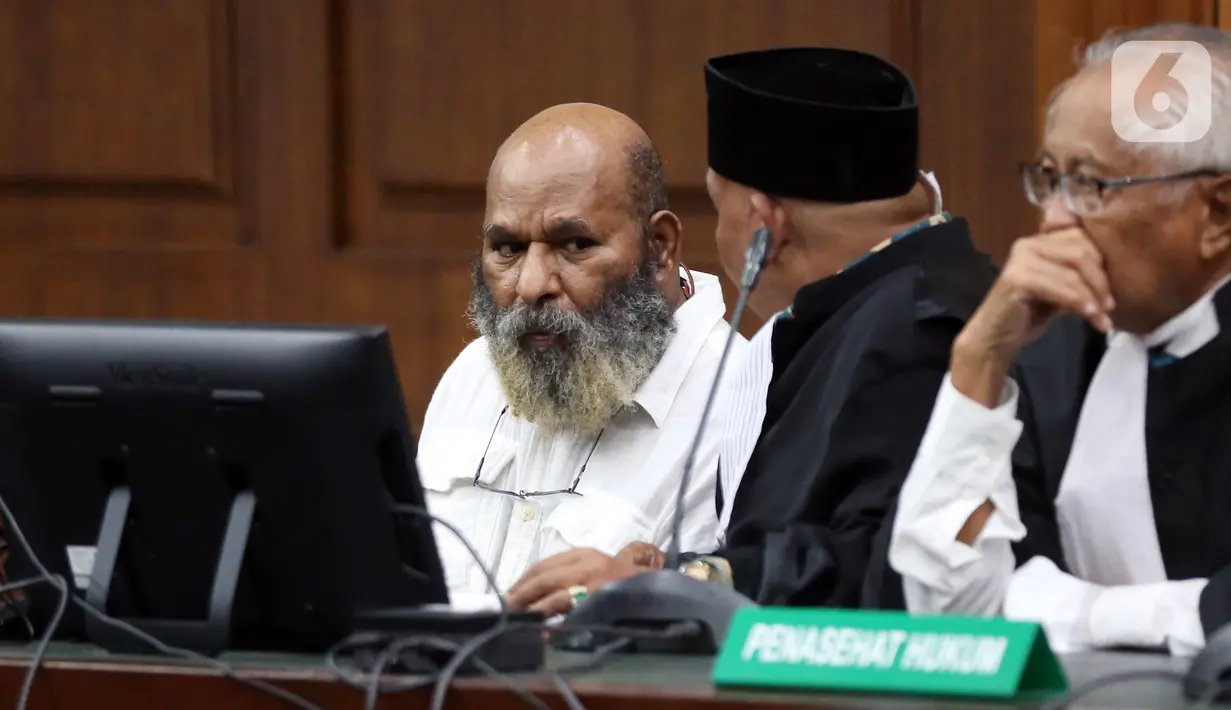 Hakim kemudian beralih ke Sherly Susan. Pasalnya, dalam keterangan sebelumnya, Sherly Susan mengaku tak pernah memberikan uang Rp 1 miliar kepada Lukas Enembe. (Liputan6.com/Johan Tallo)