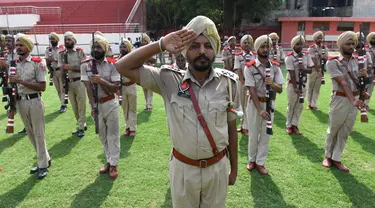Personel Polisi Punjab mengambil bagian dalam latihan menjelang perayaan Hari Kemerdekaan India ke-75, di Stadion Guru Nanak di Amritsar (12/8/2021). India memperingati Kemerdekaannya pada tahun 1947 dari pemerintahan kolonial Inggris, pada 15 Agustus. (AFP/Narinder)