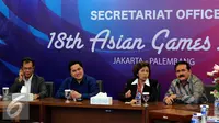 Ketua KOI, Erick Thohir (kedua kiri) memimpin rapat serah terima jabatan di Gedung KOI Jakarta, Senin (23/11/2015). Erick Thohir secara resmi menjabat Ketua Umum KOI periode 2015-2019. (Liputan6.com/Helmi Fithriansyah)