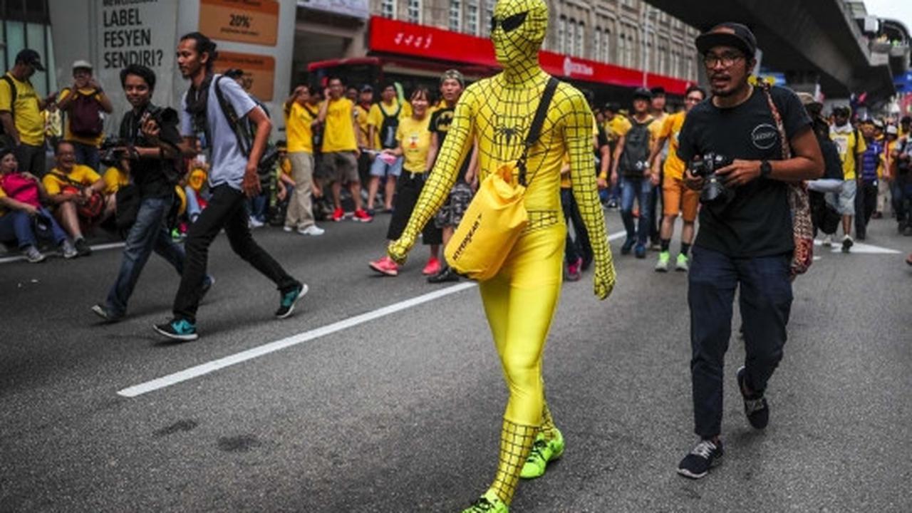 Ribuan warga Malaysia turun ke jalan tuntut Najib Razak mundur