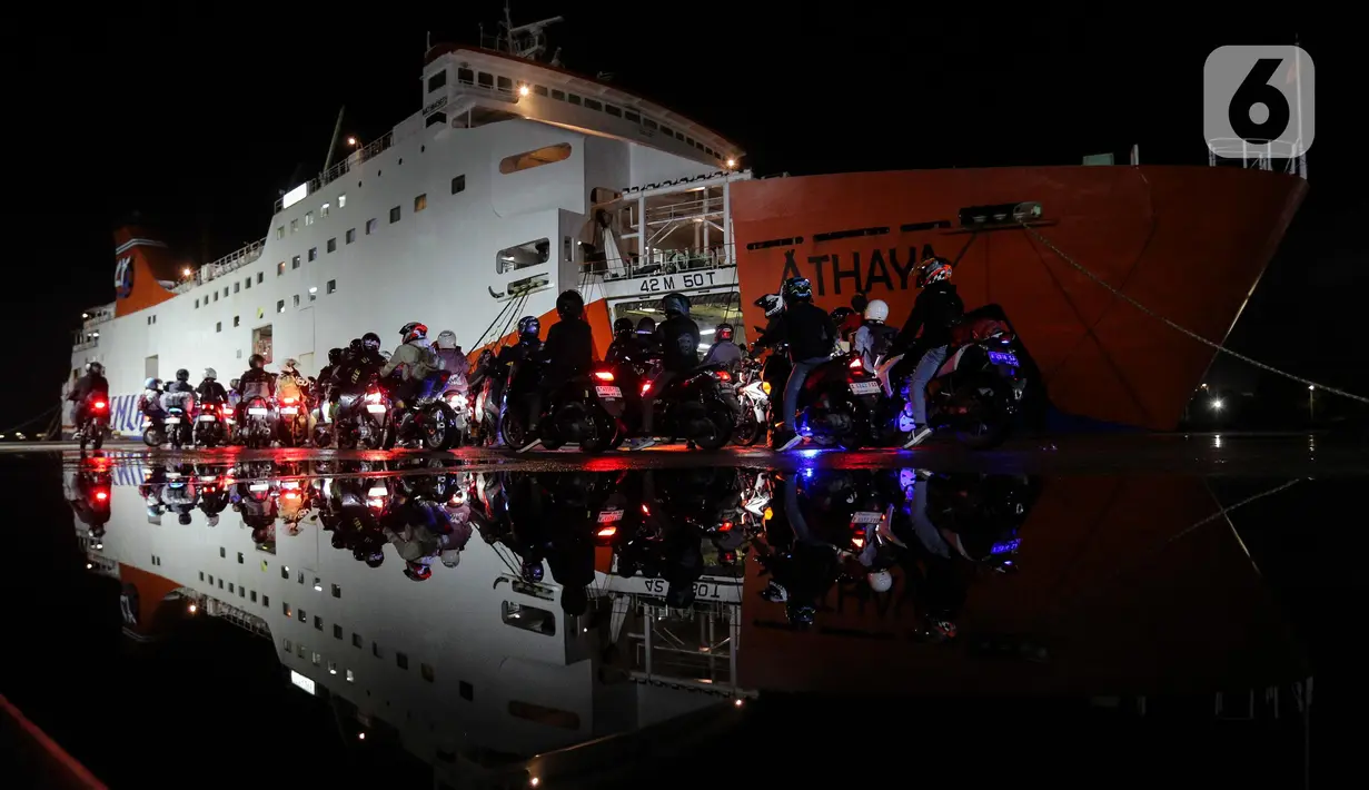 Pemudik yang menggunakan sepeda motor antre untuk menaiki kapal di Pelabuhan Ciwandan, Banten, Kamis (27/3/2025). (Liputan6.com/Herman Zakharia)