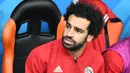 Striker Mesir, Mohamed Salah, tampak tegang saat menyaksikkan pertandingan antara Mesir kontra Uruguay pada laga Piala Dunia di Stadion Ekaterinburg, Jumat (15/6/2018). Mohamed Salah tidak dimainkan karena masih cedera. (AFP/Anne-Christine Poujoulat)