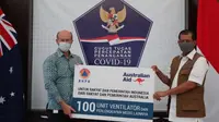 Ketua Satgas Penanganan COVID-19 Doni Monardo menerima secara simbolis bantuan tersebut dari Kuasa Usaha Kedutaan Besar Australia Allaster Cox di Graha BNPB, Jakarta, Jumat (24/7/2020). (Dok Tim Komunikasi Publik Satgas Penanganan COVID-19/BNPB)