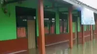 Budi Supriyanto, anggota Komisi DPR akhirnya ditahan KPK. Sementara itu, banjir akibat luapan Sungai Citarum sudah mulai surut.