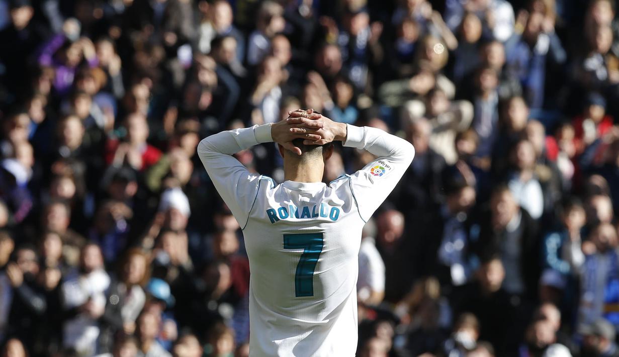 Striker Real Madrid, Cristiano Ronaldo, tampak kecewa usai ditaklukkan Barcelona pada laga bertajuk El Clasico La Liga di Santiago Bernabeu, Sabtu (23/12/2017). Real Madrid takluk 0-3 dari Barcelona. (AP/Paul White)