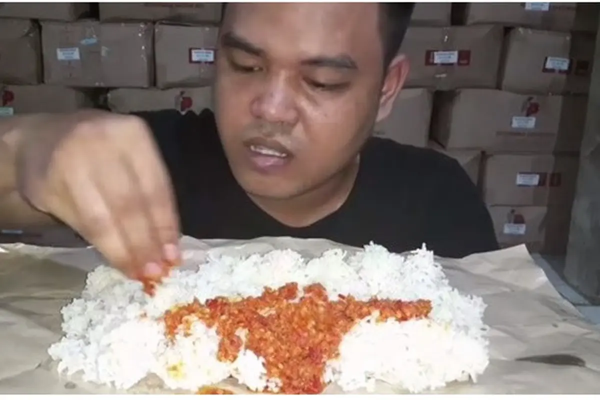 Viral YouTuber Kuli Bangunan Mukbang Sederhana, Hanya Makan Nasi dan Sambal