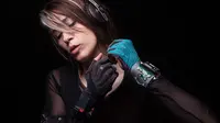 Penyanyi Inggris Kembangkan Alat Musik Sarung Tangan
