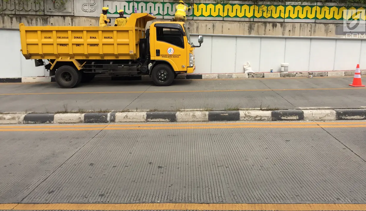 Pasukan Kuning mengecat dinding Underpass Kebayoran Baru, Jakarta Selatan, Kamis (1/2). Pengecatan dilakukan sebagai bentuk perawatan. (Liputan6.com/Immanuel Antonius)