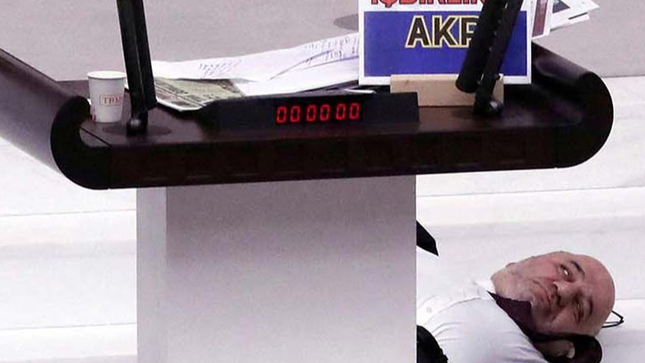 FOTO: Detik-Detik Anggota Parlemen Turki Ambruk Saat Pidato Kecam Israel: Kena Serangan Jantung dan Meninggal Dunia