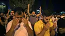 Umat muslim Palestina terlihat khusyuk berdoa saat berburu Lailatul Qadar di malam ganjil 27 Ramadan di luar Kubah Batu (Dome of the Rock) di kompleks Masjid Al-Aqsa di Yerusalem (8/5/2021). (AFP/Ahmad Gharabli)