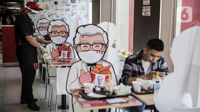 FOTO: Restoran Cepat Saji Terapkan Physical Distancing