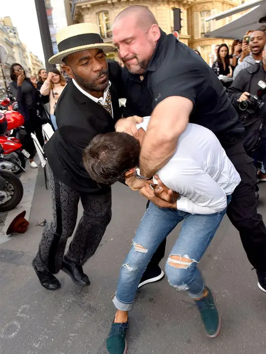 Tidak hanya kaum perempuan yang menjadi sasaran oleh Vitalii Sediuk. Tapi juga aktor-aktor pria hollywood sering dijadikan sasaran. Seperti biasa, setelah melakukan aksinya, ia lantas mengungkapkan alasannya di Instagram. (dok.AKM-GSI)