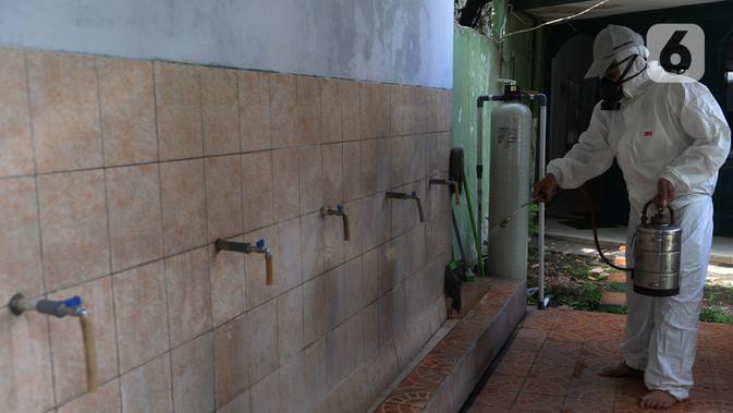 Petugas Dewan Masjid Indonesia menyemprotkan cairan disinfektan pada ruang wudhu di Masjid Hablul Muttaqin, Pejambon, Gambir, Jakarta Pusat, Jumat (6/3/2020). Kegiatan ini dilakukan untuk menjaga kebersihan masjid dan mengantisipasi penyebaran virus corona (COVID-19). (Liputan6.com/Angga Yuniar)