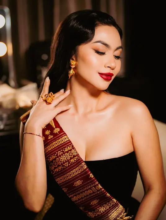 Sementara wajahnya dipulas dengan gaya bold yang tonjolkan lipstik deep red dan cat eye yang soft [@arieltatum]