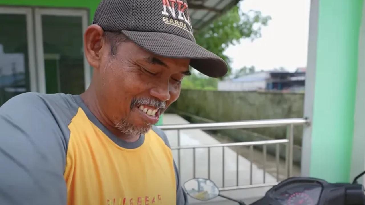 “Pernah ndak pak, ada orang yang beli es krim satu ini Rp500 ribu? Bisa nggak bapak bikinkan sekarang?,” ucap pria dalam video.