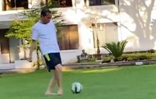 Libur Akhir Pekan, Jokowi Main Bola Bareng Jan Ethes di Halaman Istana Merdeka