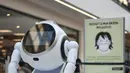 Foto  pada 12 September 2020 ini menunjukkan sebuah robot pintar yang berfungsi untuk menjelaskan langkah-langkah pencegahan COVID-19 di sebuah pusat perbelanjaan di Frankfurt, Jerman. (Xinhua/Lu Yang)