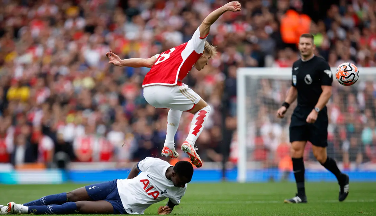 <p>Laga Arsenal melawan Tottenham Hotspur berlangsung menarik sejak awal laga. Permainan menyerang langsung diperagakan kedua kesebelasan. (AP Photo/David Cliff)</p>