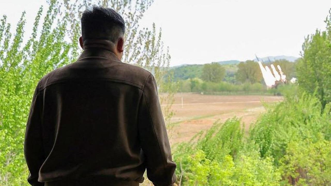 FOTO: Wajah Puas Kim Jong-un Luncurkan "Nuklir" sebagai Serangan Balasan