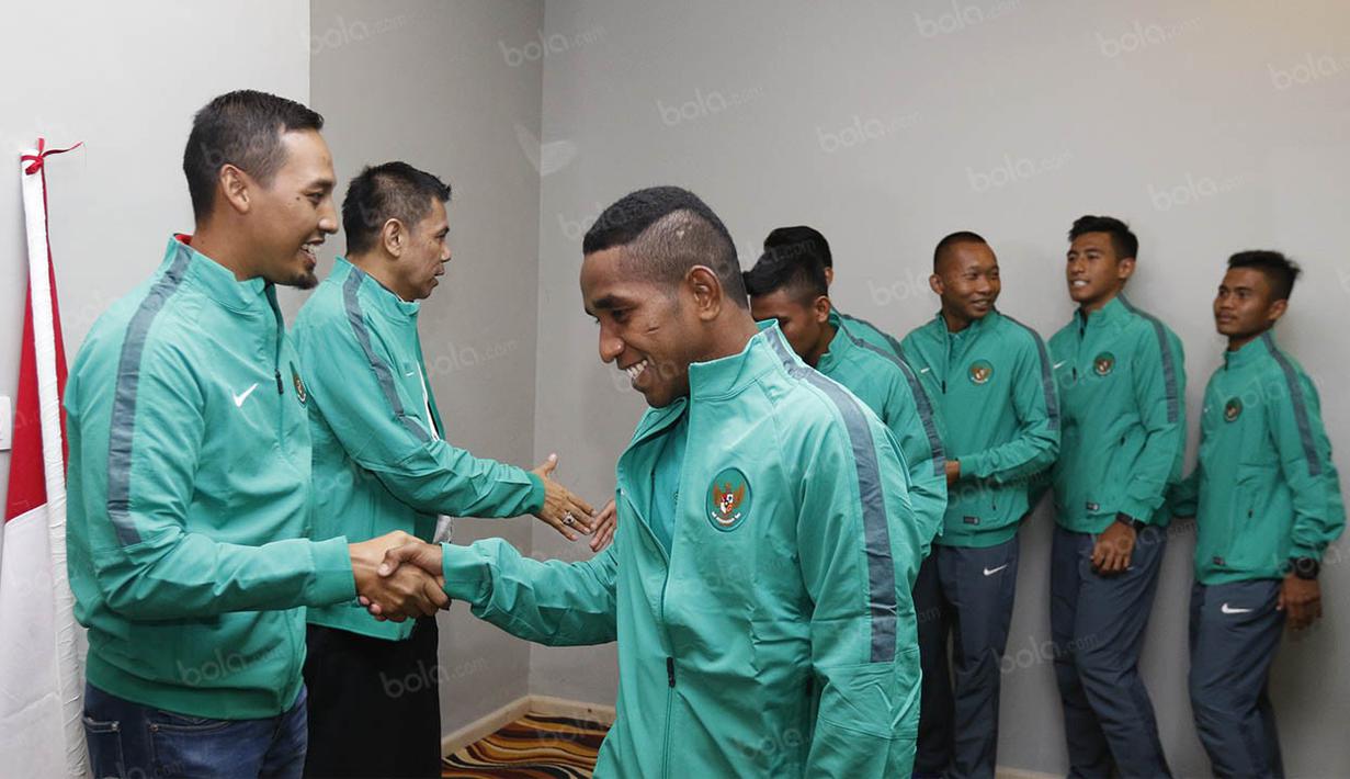 Gelandang timnas Indonesia, Fandy Lestaluhu, pamit kepada sekjen PSSI, Azwan Karim, jelang keberangkatan menuju Vietnam. (Bola.com/Vitalis Yogi Trisna)