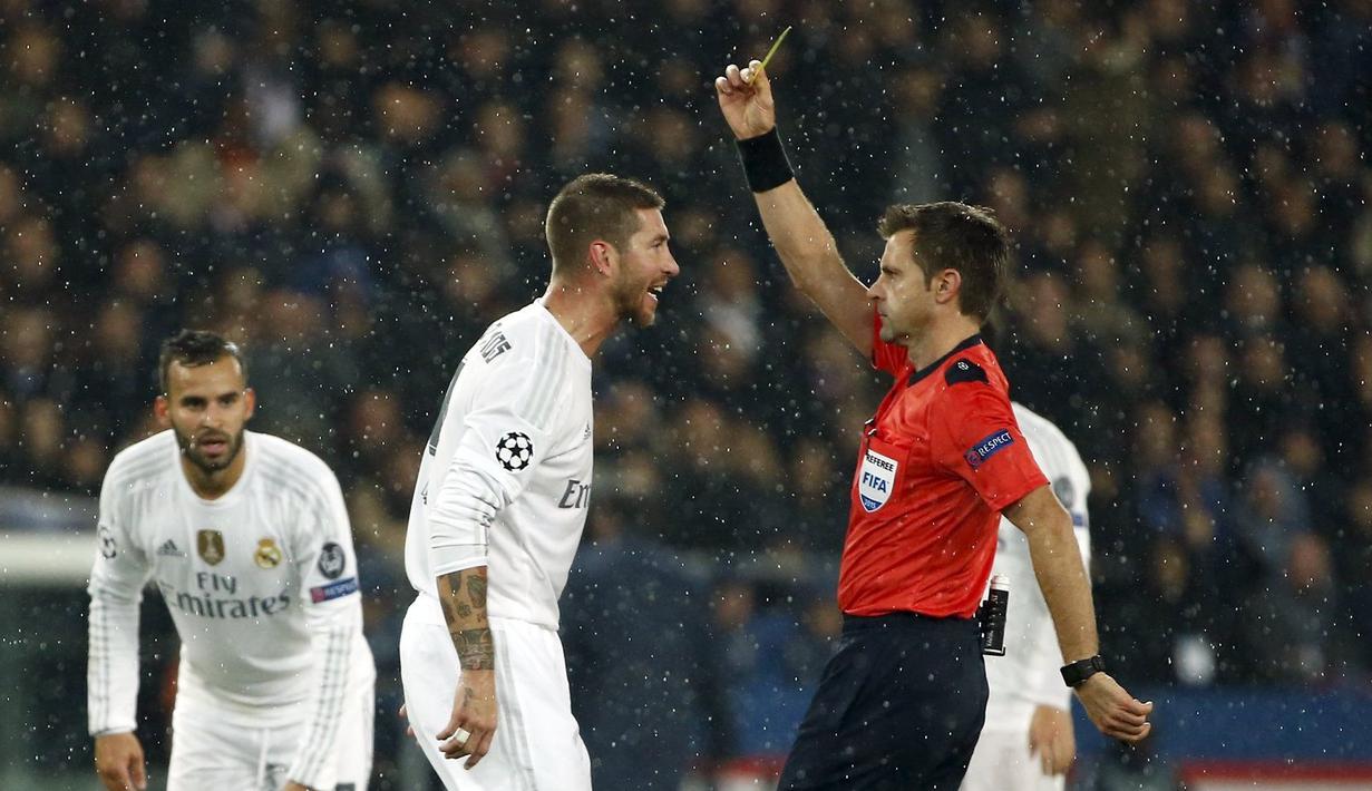 Sergio Ramos mendapat kartu kuning dalam laga melawan PSG di lanjutan Grup A Liga Champions di Stadion Parc des Princes, Paris, Prancis, Kamis (22/10/2015) dini hari WIB. (Reuters/Benoit Tessier)